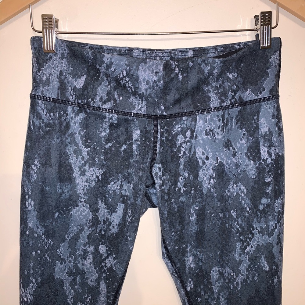 Alo Yoga Airbrush Leggings Python, Small - Picture 3 of 9
